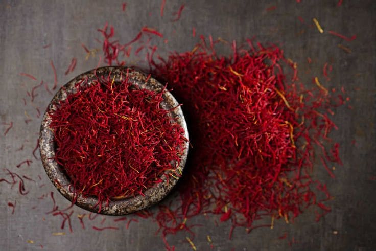 زعفران زرین سرخ تهیه شده از گل های تازه